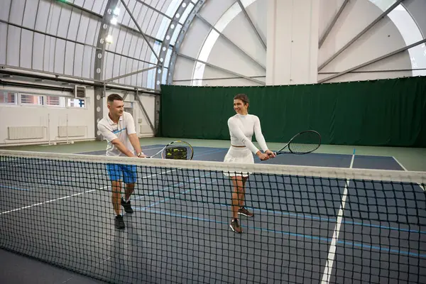 Kadın Oyuncu Erkek Koç Tenis Kortunda Antrenman Yapıyorlar Vuruşlarını Ayak — Stok fotoğraf