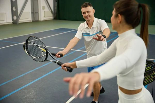 Erkek Eğitmeni Olan Atletik Bir Kadın Tenis Eğitimi Alıyor Yetenek — Stok fotoğraf