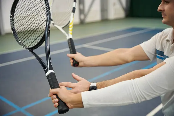 Gülen Adam Eğitmeni Kadın Tenis Antrenmanı Sahada Tekniği Geliştiriyor — Stok fotoğraf