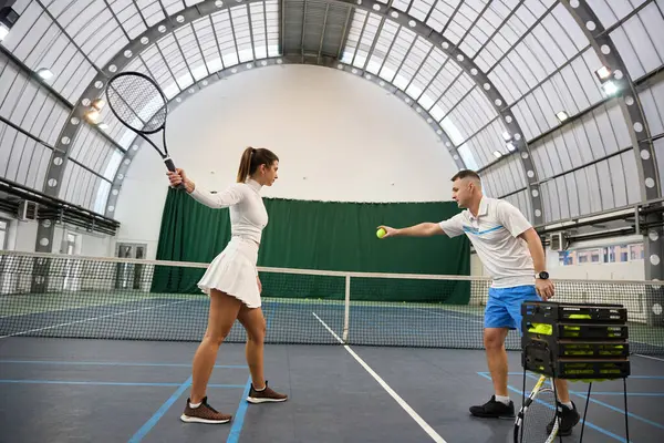 Erkek Eğitmen Kadınların Tenis Öğrenmesine Yardımcı Oluyor Topa Kapalı Sahada — Stok fotoğraf
