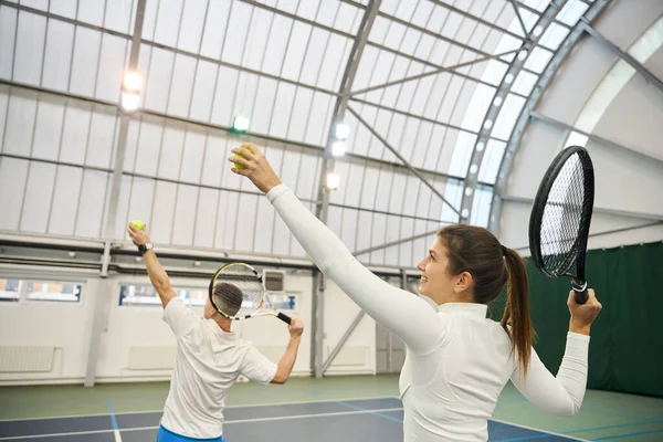 Deneyimli Erkek Koç Tenis Dersleri Sırasında Bayan Oyuncuya Servis Tekniğini — Stok fotoğraf