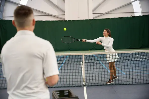 Tecrübeli Bir Eğitmen Kadını Tenis Maçlarına Hazırlama Konusunda Eğitiyor — Stok fotoğraf