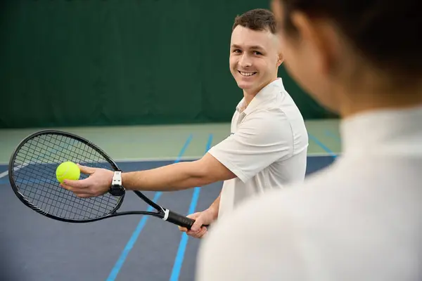 Erkek Antrenör Kadın Oyuncu Tenis Antrenörlüğü Sırasında Servis Becerileri Üzerinde — Stok fotoğraf