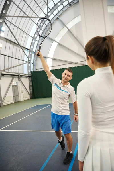 Erkek Eğitmen Kadın Teniste Öğreniyor Sahada Servis Becerilerini Geliştiriyor — Stok fotoğraf