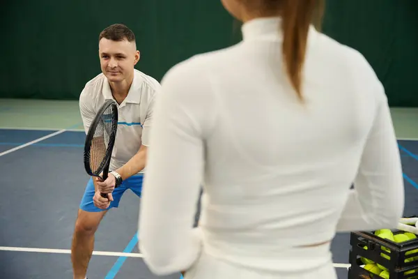 Erkek Antrenör Kadınlara Sahada Tenis Antrenmanlarında Topa Vurmayı Öğretiyor — Stok fotoğraf