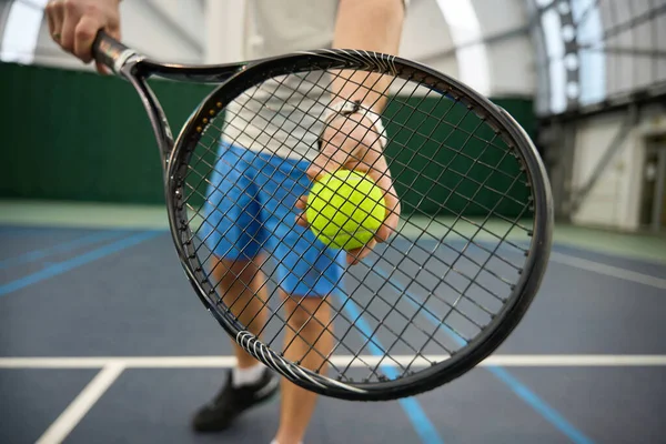 Tenis Topu Tutan Raket Eğitimi Alan Tanınmamış Bir Adam Kapalı — Stok fotoğraf