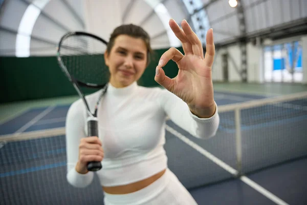 Beyaz Elbiseli Raketli Gülen Bir Kadın Tenis Kortunda Iyi Bir — Stok fotoğraf