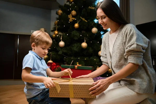 Mutlu Anne Oğlu Noel Hediyelerini Değiş Tokuş Ederken Oteldeki Noel — Stok fotoğraf