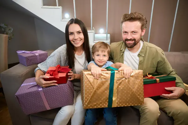 Feliz Familia Celebrando Navidad Sentada Sofá Con Regalos Año Nuevo —  Fotos de Stock
