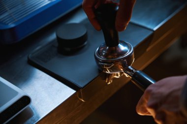 Barista portafilter tutuyor ve kahve değiştiriyor kahve evinde espresso yapıyor.