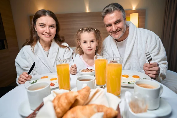 Šťastná Bělošská Rodina Matky Otce Dcery Kteří Snídají Dívají Kameru — Stock fotografie