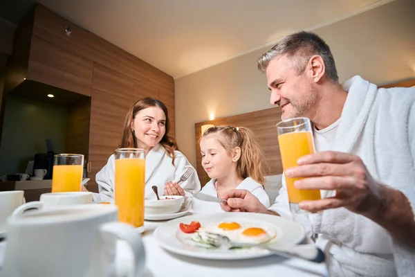 Χαρούμενη Καυκάσια Οικογένεια Μητέρας Πατέρα Και Κόρης Που Τρώνε Πρωινό — Φωτογραφία Αρχείου