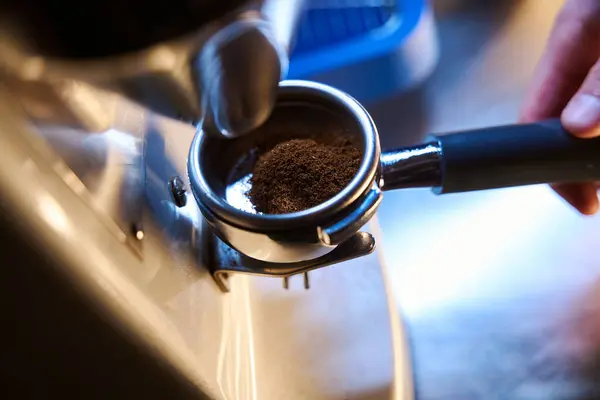 コーヒーショップで焼きたての豆を粉砕する認識できないバリスタ — ストック写真