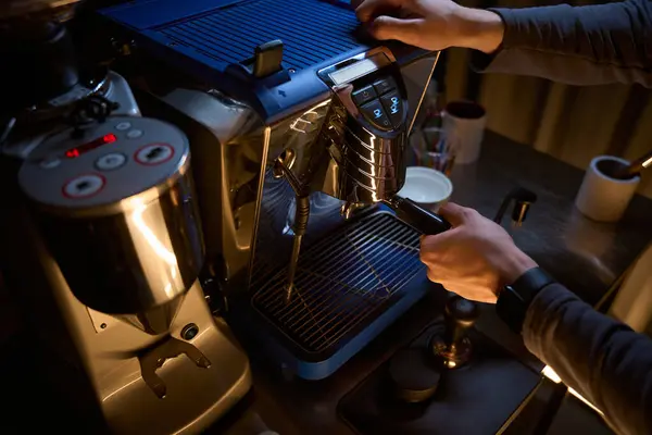 Nerozpoznatelná Baristka Portafiltrem Připravující Aromatický Nápoj Kávovaru Kavárně — Stock fotografie