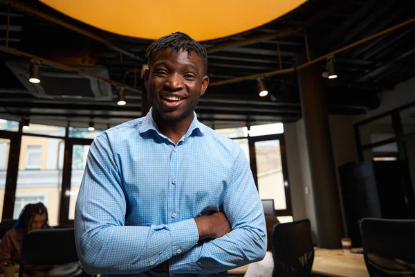 Äußerst Glücklicher Afroamerikanischer Student Der Mit Aufrichtigem Lächeln Die Kamera — Stockfoto