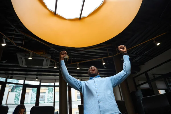 Niezwykle Zadowolony Afroamerykanin Podnoszący Ręce Krzyczący Szef Firmy Biznesowej Świętującej — Zdjęcie stockowe