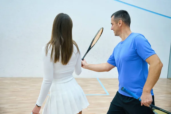 Kendini Adamış Eğitmen Oyuncuya Raket Tekniklerine Odaklanan Squash Dersinde Rehberlik — Stok fotoğraf