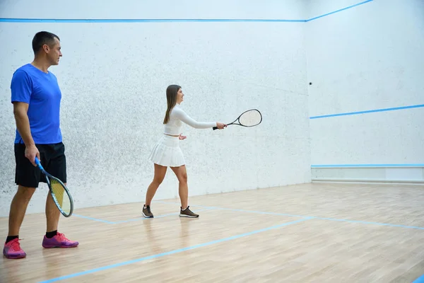 Erkek Squash Koçu Atlet Kadını Yönlendirir Sahada Ustalıkla Oynanan Oyunlar — Stok fotoğraf