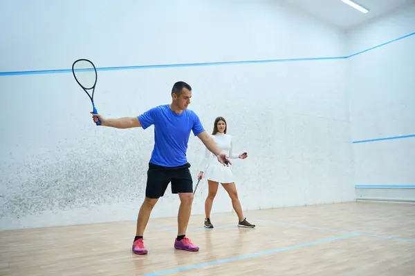 Kadınla Birlikte Çalışan Erkek Antrenör Mahkemede Squash Dersi Sırasında Beceri — Stok fotoğraf