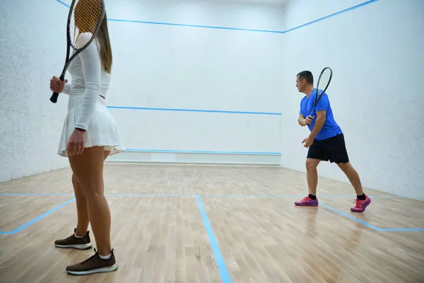 Gösterici Erkek Çalıştırıcı Kapalı Sahada Squash Oyununda Hassasiyet Gösteriyor — Stok fotoğraf