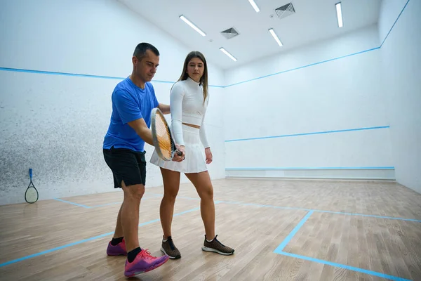 Squash Kadın Oyuncusu Erkek Antrenör Aktif Olarak Kapalı Sahada Rafine — Stok fotoğraf