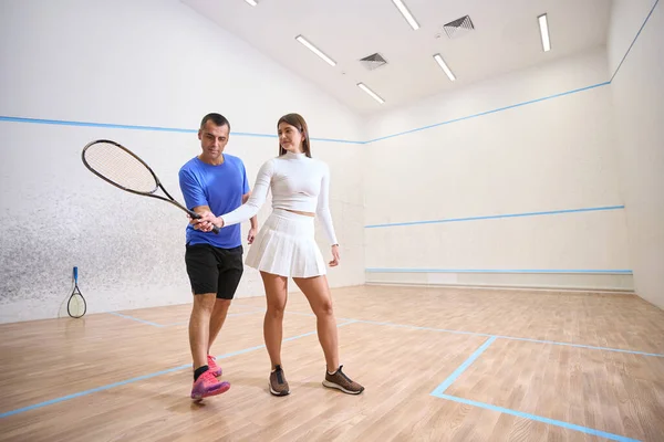 Kendine Güvenen Erkek Eğitmen Kapalı Sahada Squash Oyununda Hatasız Vuruş — Stok fotoğraf