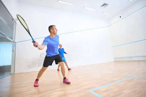 Squash Kortunda Egzersiz Yapan Sağlıklı Aktif Yaşam Tarzını Destekleyen Formda — Stok fotoğraf