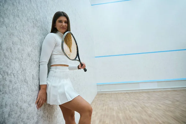 Passar Vacker Kvinna Med Racket Står Nära Väggen Inomhus Squash — Stockfoto