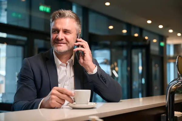 Adulte Entrepreneur Caucasien Concentré Parler Sur Smartphone Boire Thé Café — Photo