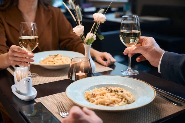 グラスからワインを飲み ホテルのレストランでパスタを食べるカップルのイメージ ロマンチックな日付とイベントのコンセプト — ストック写真