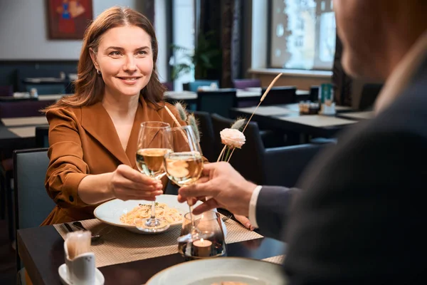 ホテルレストランのメガネからワインを試飲する大人の笑顔の白人女性と部分的な男性 ロマンチックな日付とイベントのコンセプト — ストック写真