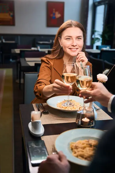 ホテルのレストランでグラスからワインを試飲する大人の笑顔のヨーロッパの女性と部分的な男性 ロマンチックな日付とイベントのコンセプト — ストック写真