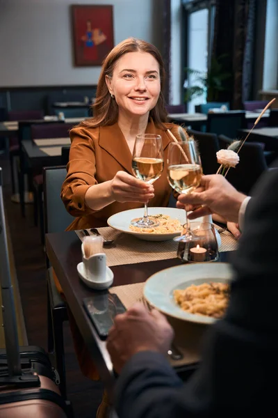 大人の笑顔の白人女性とホテルのレストランのメガネからワインを試飲する男を切り取った ロマンチックな日付とイベントのコンセプト — ストック写真