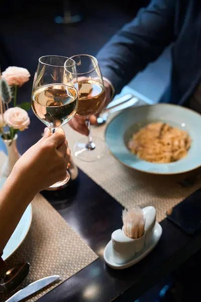 ホテルのレストランのテーブルでメガネからワインを試飲するカップルのイメージ ロマンチックな日付とイベントのコンセプト — ストック写真
