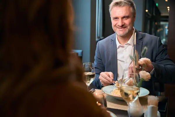 ホテルのレストランでパスタを食べる白人男性とクロップした女性の笑顔 ロマンチックな日付とイベントのコンセプト — ストック写真