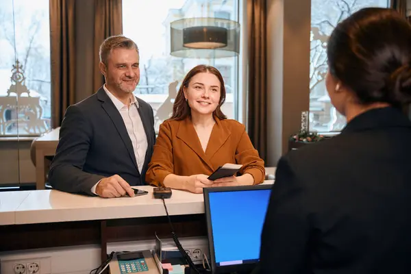 Adult Smiling European Couple Looking Female Reception Desk Check Hotel — Stock Photo, Image