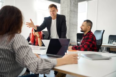 Son derece kızgın olan bölüm başkanı raporda ya da kararnamede hata yapan işçilerine bağırıyor, hiç havasında değil, büyük miktarda para kaybediyor ve başka bir şirketle işbirliği yapma olasılığını kaybediyor.