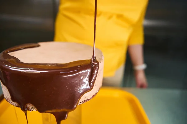Pastanın Üzerine Profesyonel Pasta Şefi Tarafından Çikolata Kreması Dökülüyor — Stok fotoğraf