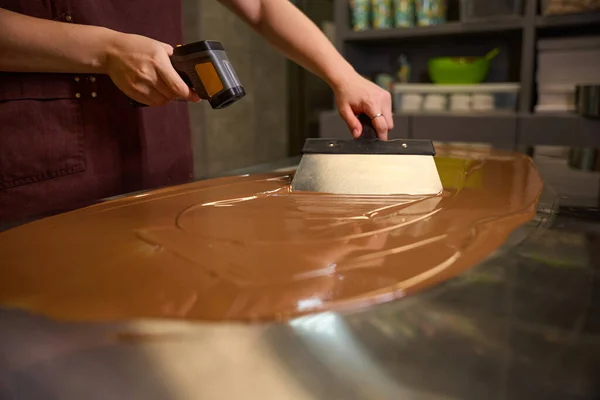 Cropped Photo Chocolatier Stirring Melted Chocolate Worktop Spatula While Checking — Stock Photo, Image