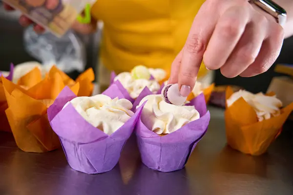 Fırıncının Mutfak Tezgahındaki Kek Sıralarında Kremalı Keklerin Üzerine Mini Kurabiyeler — Stok fotoğraf