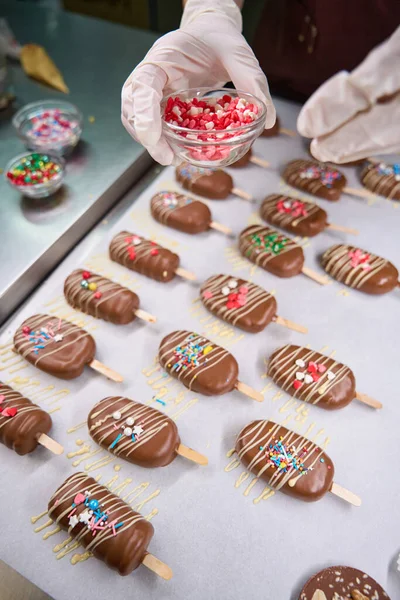 Tek Kullanımlık Eldivenli Şekerlemecinin Kesilmiş Fotoğrafı Mutfak Tezgahının Üzerinde Şekerleme — Stok fotoğraf