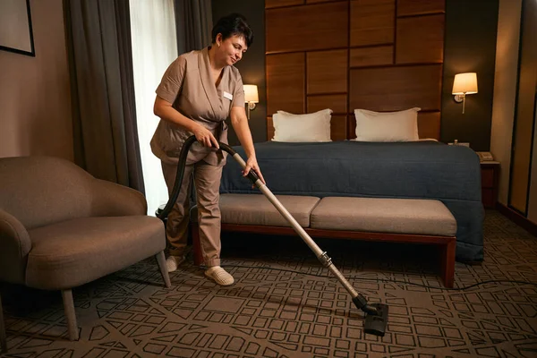 Full Length Portrait Worker Uniform Vacuuming Carpet Flooring Hotel Room — Stock Photo, Image