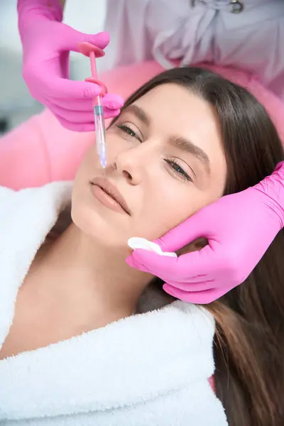 Cosmetologist Profissional Que Prende Seringa Que Faz Injeções Nos Lábios — Fotografia de Stock