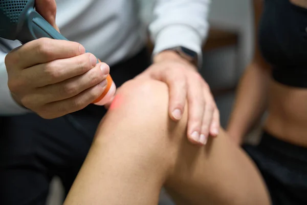 Close Photo Female Undergoing Laser Therapy Reduction Swelling Inflammation Knee — Stock Photo, Image