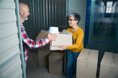 Bayan, eşyalarını depodaki kel bir adamın ellerine teslim etti.