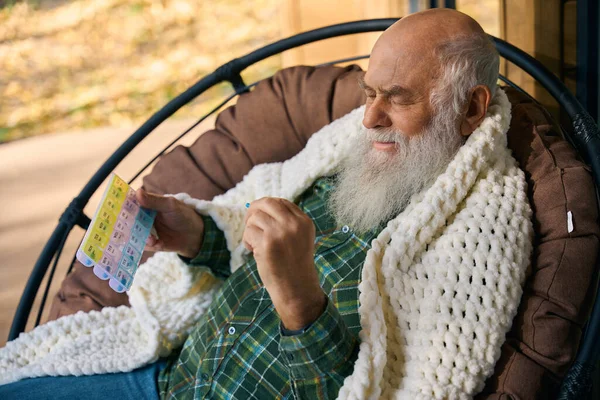 Old Man Wrapped Fluffy Blanket Has Pill Box Pill His — Stock Photo, Image