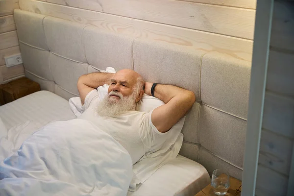 Old Man Resting Cozy Bed Bedroom Room Has Minimalist Interior — Stock Photo, Image