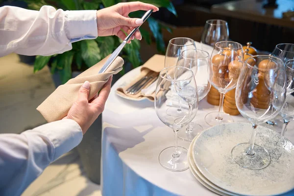 Waiter Holds Napkin Cutlery His Hand Sets Table Restaurant Hall — Stock Photo, Image