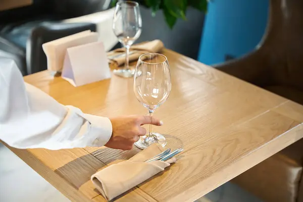 Kellnerin Legt Das Besteck Auf Den Tisch Sie Hat Eine — Stockfoto