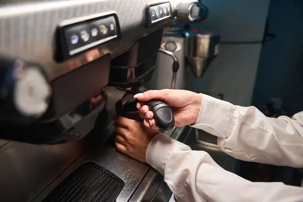 Barista Chemisier Blanc Prépare Café Dans Une Machine Café Utilisant — Photo
